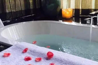 成都武侯区水疗池中的失重冥想：当身体学会漂浮